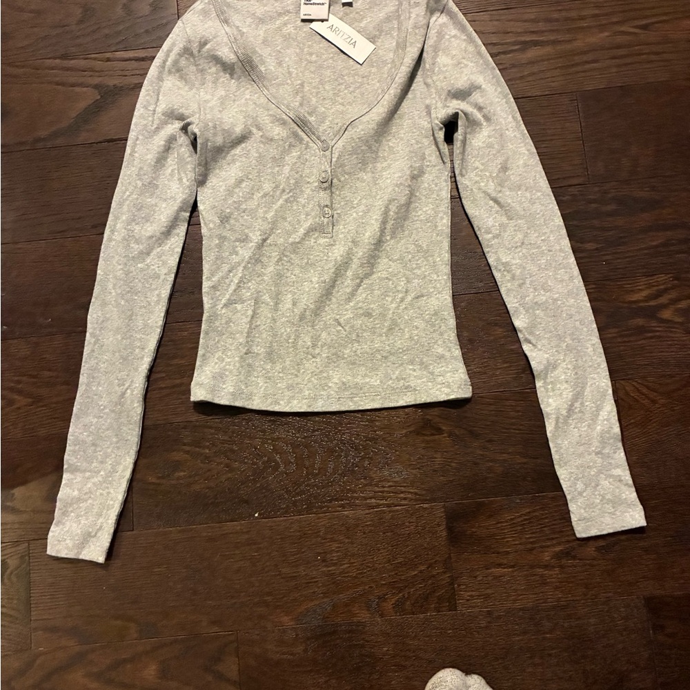 Aritzia Light Gray Long Sleeve V-Neck Top